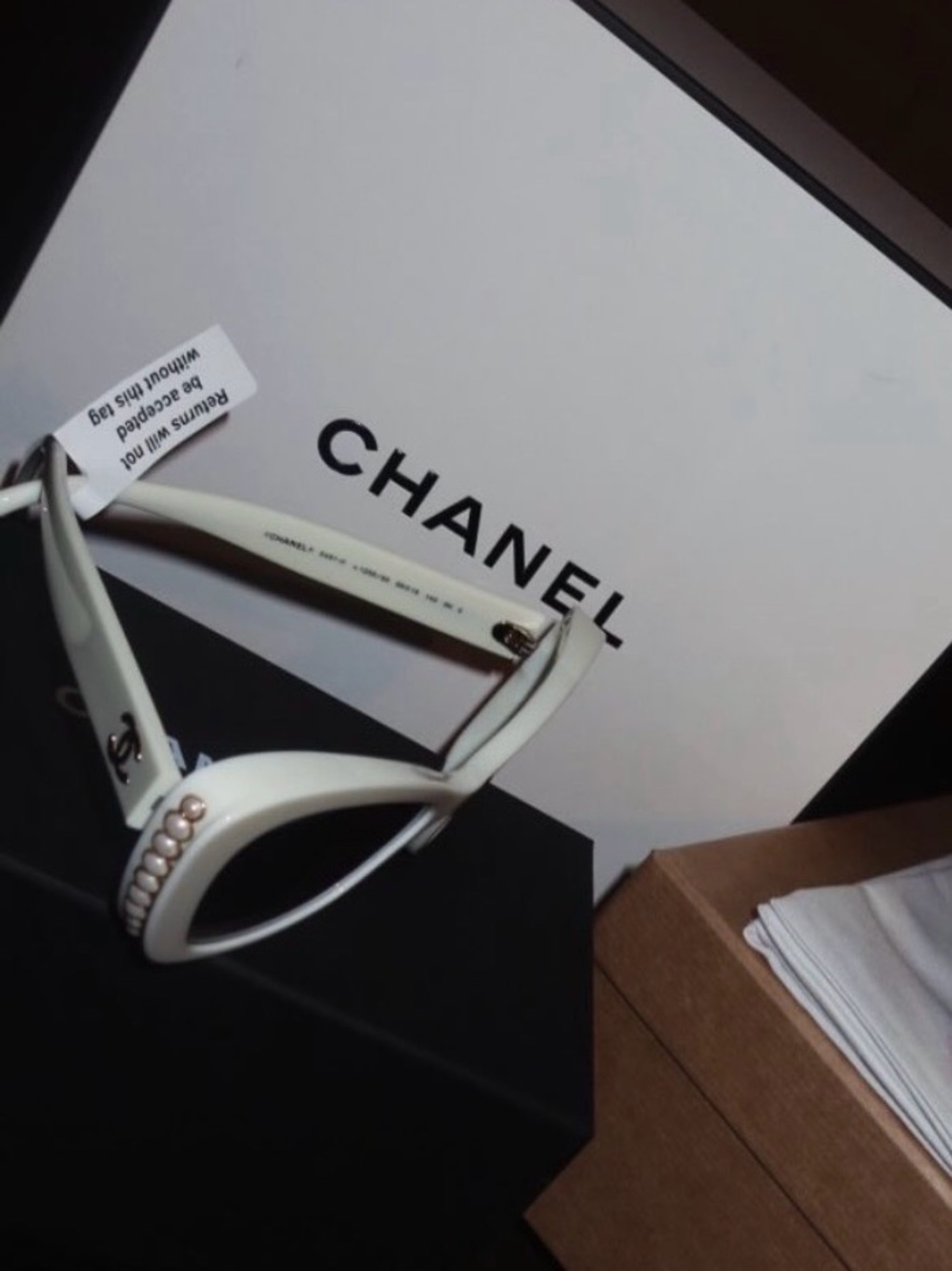 CHANEL White Pearl Cat-Eye Sunglasses with Gradient Smoke Lenses - Picture 6 of 6